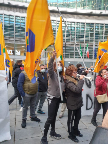 DONNA IN MANIFESTAZIONE